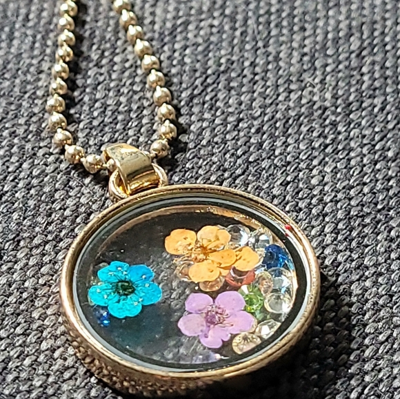 Gold Enclosed Flowers and Jewels Necklace - Picture 2 of 3